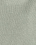 Conjunto dos piezas de lino con peto corto a rayas y camiseta verde