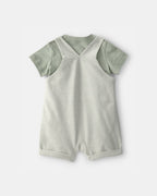 Conjunto dos piezas de lino con peto corto a rayas y camiseta verde