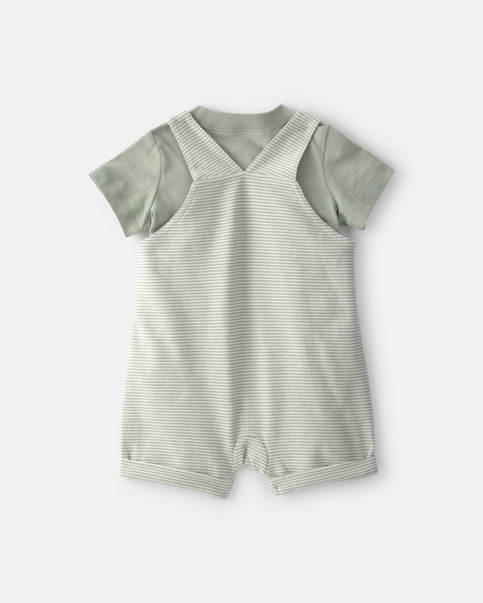 Conjunto dos piezas de lino con peto corto a rayas y camiseta verde