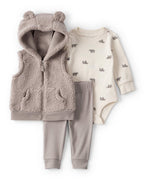 Conjunto tres piezas chaleco con oso, body y pantalón marfil