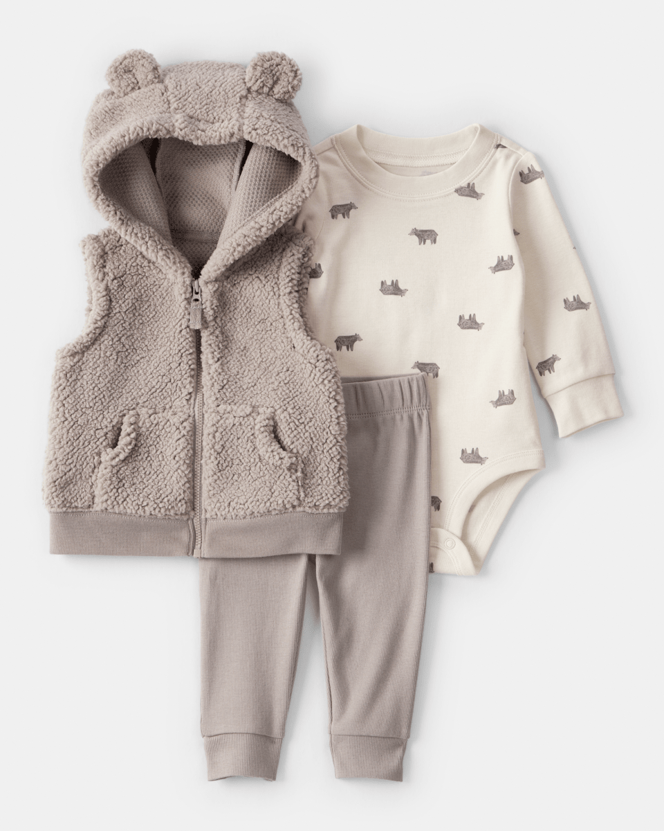 Conjunto tres piezas chaleco con oso, body y pantalón marfil