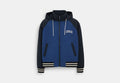 COACH® Men's Chaqueta Stadium de poliamida reciclada en Azul, Talla Mediano | Coton