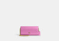 COACH® Women's Cartera larga Evie con cadena en Rosa | Cuir