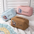 Personalizado lindo ganchillo de dibujos animados de cuero de PU de ancho abierto bolsa de maquillaje con nombre de viaje esencial regalo de cumpleaños para las mujeres entusiastas de tejer