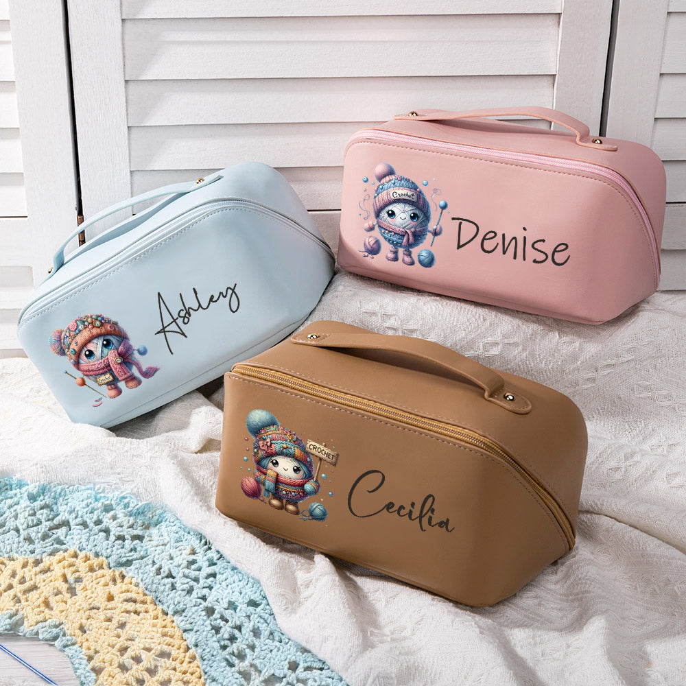 Personalizado lindo ganchillo de dibujos animados de cuero de PU de ancho abierto bolsa de maquillaje con nombre de viaje esencial regalo de cumpleaños para las mujeres entusiastas de tejer