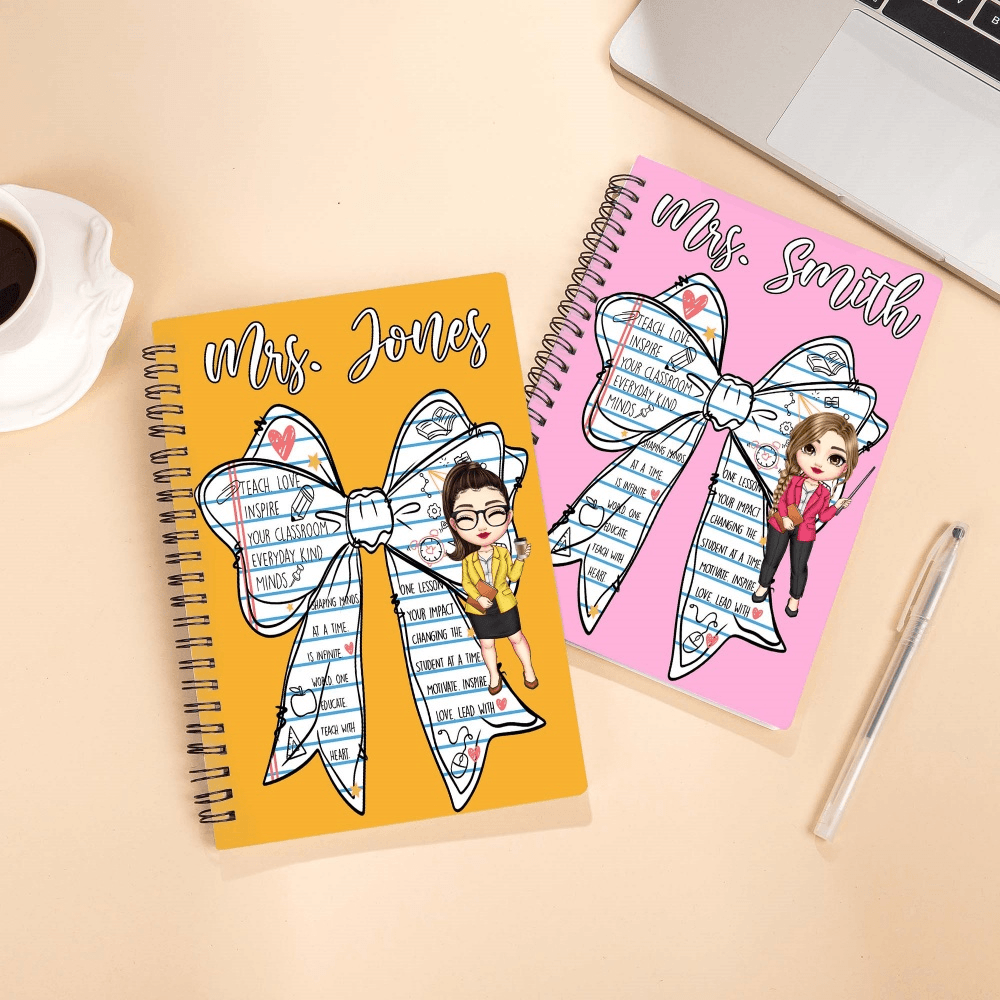 Cuaderno A5 personalizado con el lazo de un profesor de dibujos animados y texto Regalo de vuelta al cole para profesores en el Día del Profesor