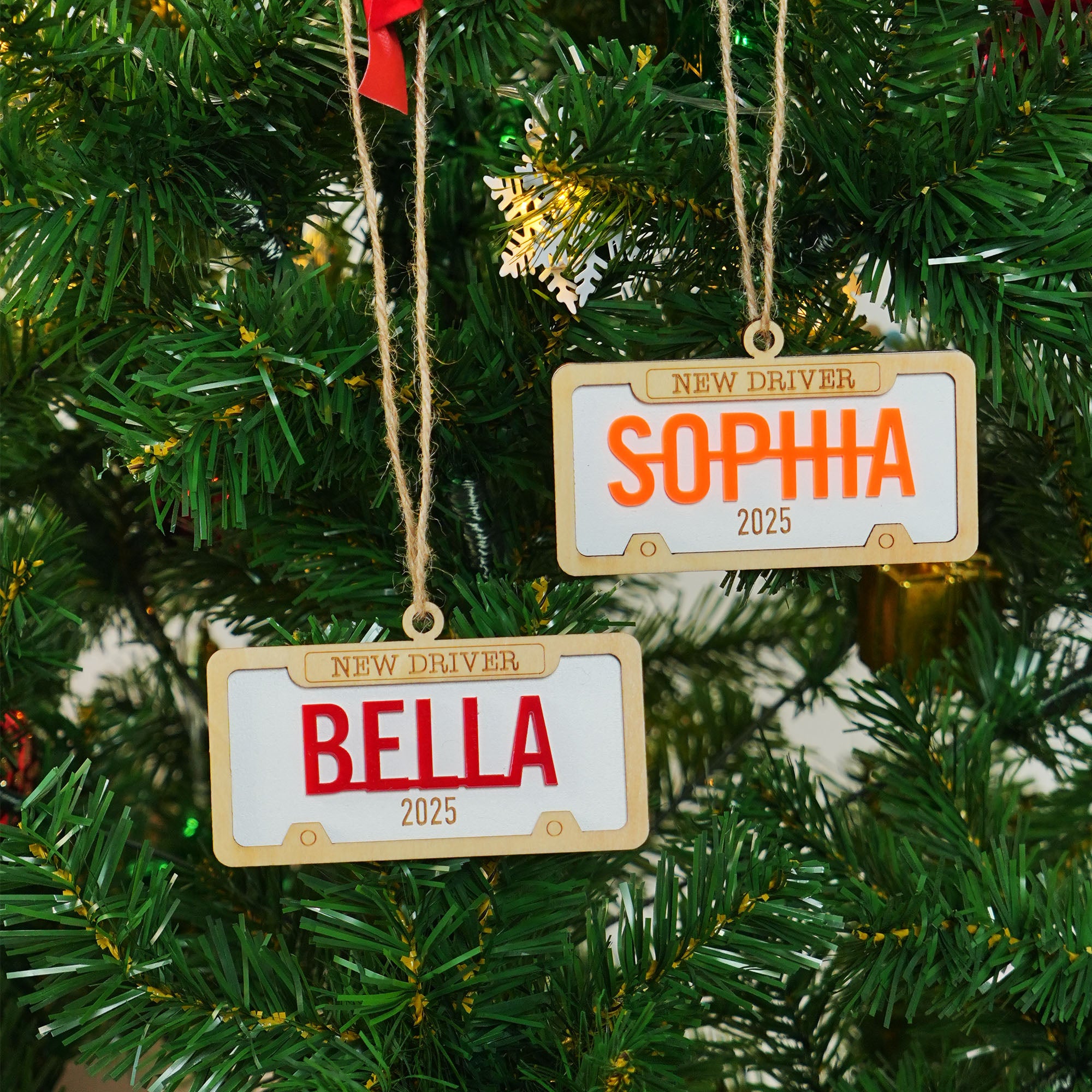 Adorno de madera personalizado estilo matrícula de conductor con nombre del año y cordón Decoración del hogar Regalo de Navidad para la familia Amigos Adolescente