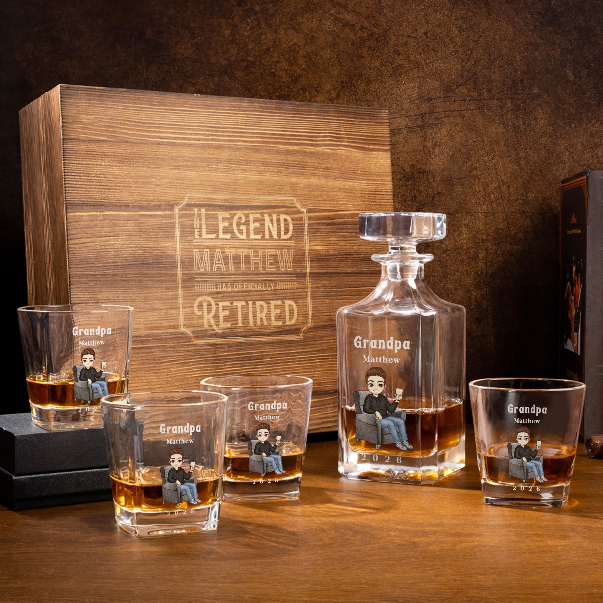 Personalizado La Leyenda Se Ha Retirado Oficialmente Decantador de Personajes y Juego de 2 Copas con Nombre y Caja de Madera Regalo de Jubilación para Hombre