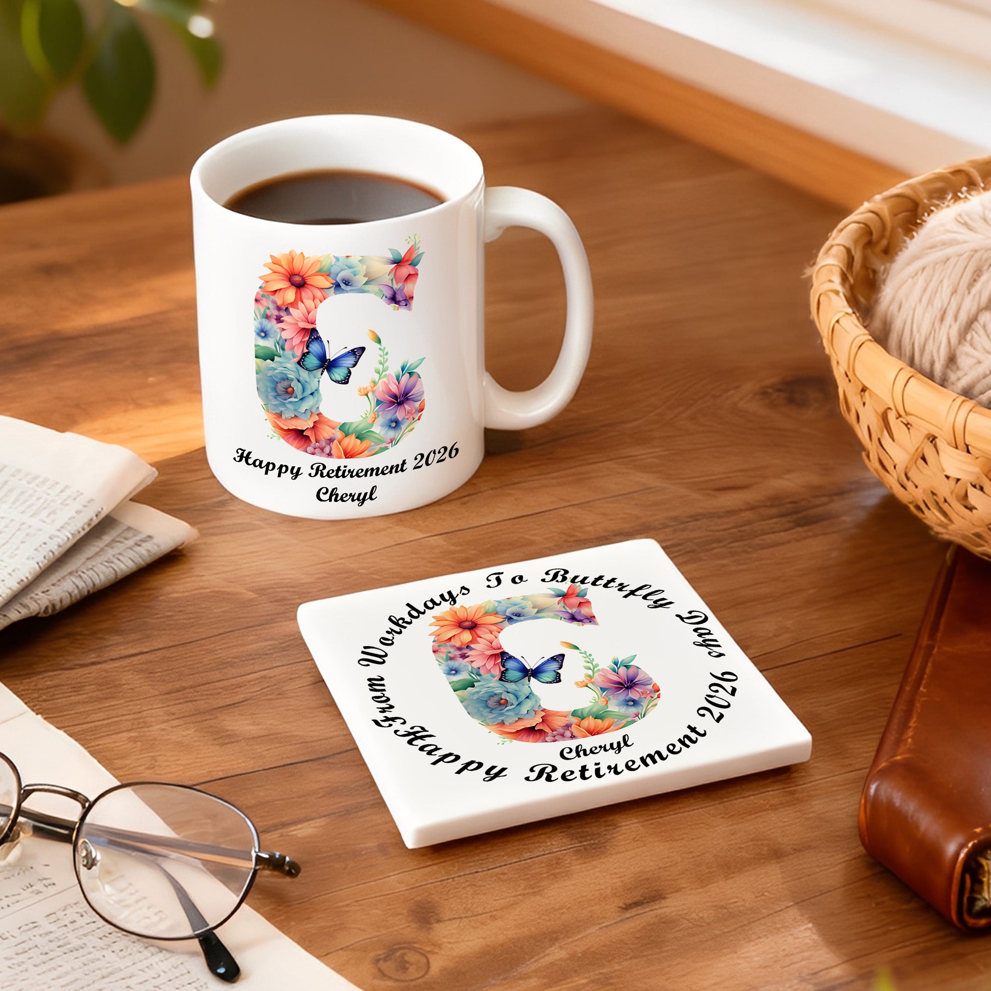Taza de café de cerámica con diseño de inicial floral de mariposa de acuarela personalizada con nombre y año Regalo de jubilación de uso diario para mujer jubilada