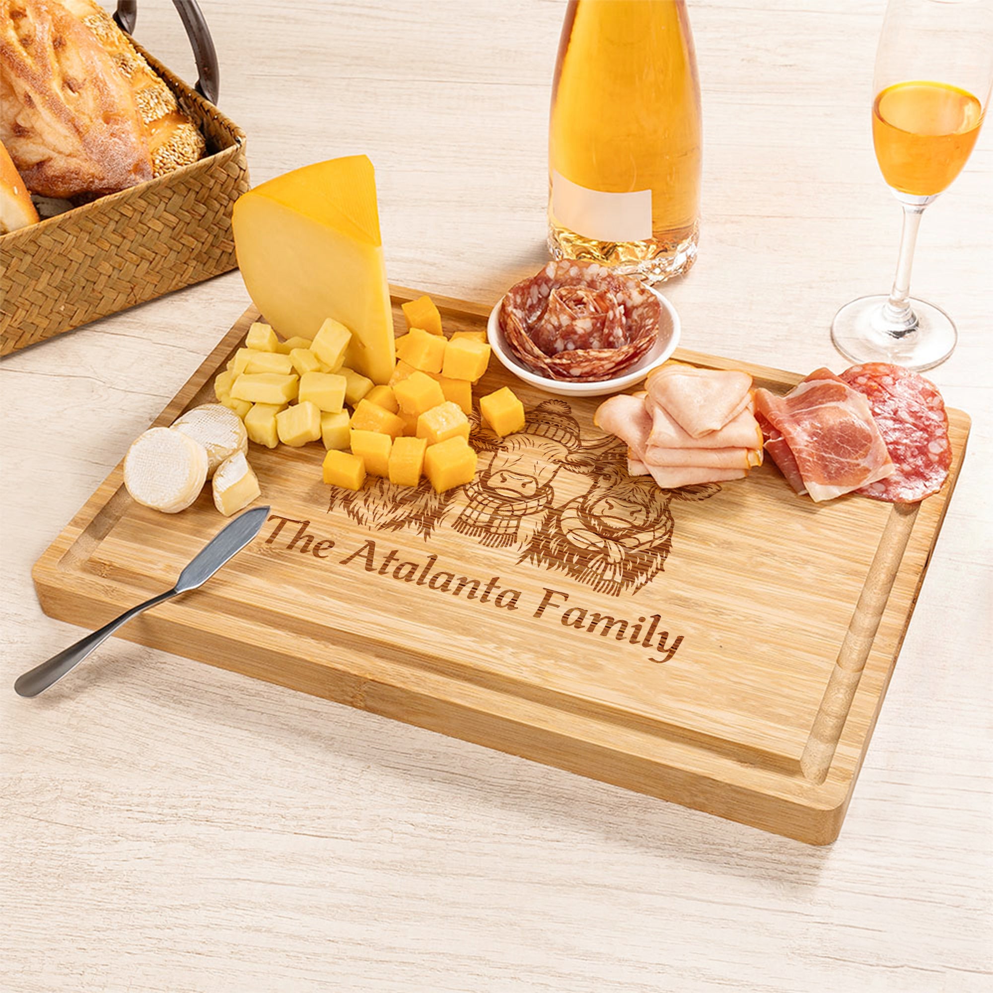 Tabla de cortar de bambú para embutidos FSC personalizada y grabada con motivo navideño, con texto y ranura para zumo Regalo de inauguración de la casa en Navidad para la familia