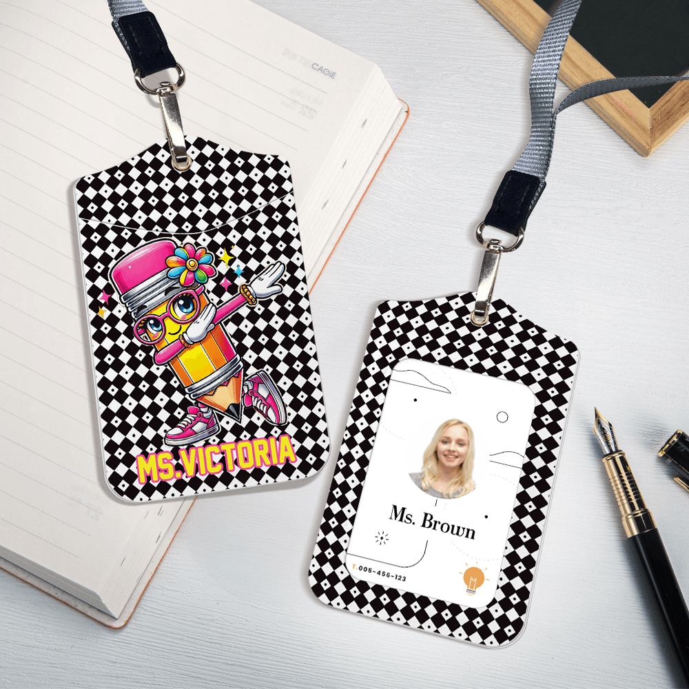 Personalizado lindo lápiz de dibujos animados de cuero de la PU titular de la tarjeta de identificación con el nombre y cordón de la oficina de vuelta a la escuela Día del Maestro de regalo para el pr