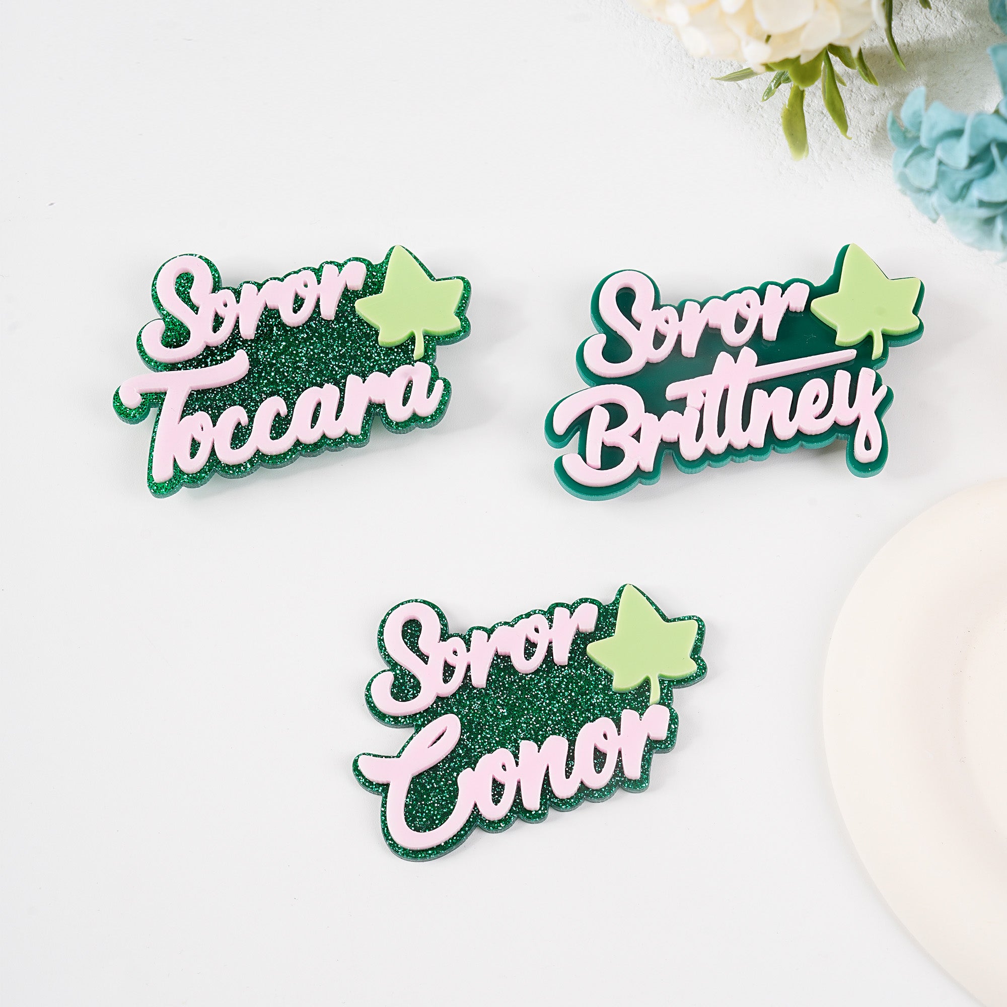 Personalizado Ivy Leaf Soror Nombre Glitter Acrílico Broche Sorority Accesorios Bid Day Sorority Iniciación Regalo para Hermana Amiga