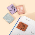 Personalizado Nacimiento Flor Magnético PU Cuero Marcapáginas Clip con Nombre Uso Diario Regalo de Cumpleaños para los amantes de los libros Ratones de biblioteca