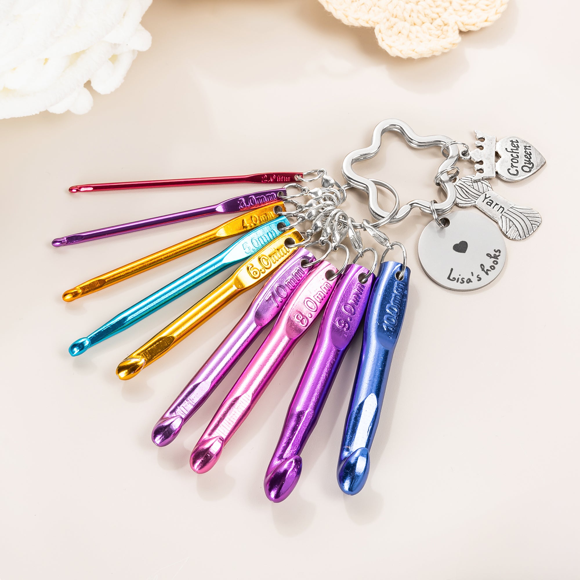 Llavero personalizado de mini ganchillos portátiles con texto grabado Crochet Queen Colorido regalo de cumpleaños para mujeres amantes de las manualidades