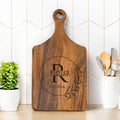 Tabla para cortar embutidos de madera con asa, grabada con guirnalda y monograma Regalo de inauguración de la casa para la pareja o la familia