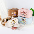 Personalizado de dibujos animados Chica Volando Nacimiento Flor PU de cuero de apertura amplia bolsa de maquillaje con el nombre de Navidad Cumpleaños Regalo para Niñas Mujeres