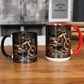 Personalizada Nunca subestimes a un anciano con una motocicleta 11 oz 15 oz Taza de café de cerámica con nombre Día del Padre Regalo de cumpleaños para los ciclistas