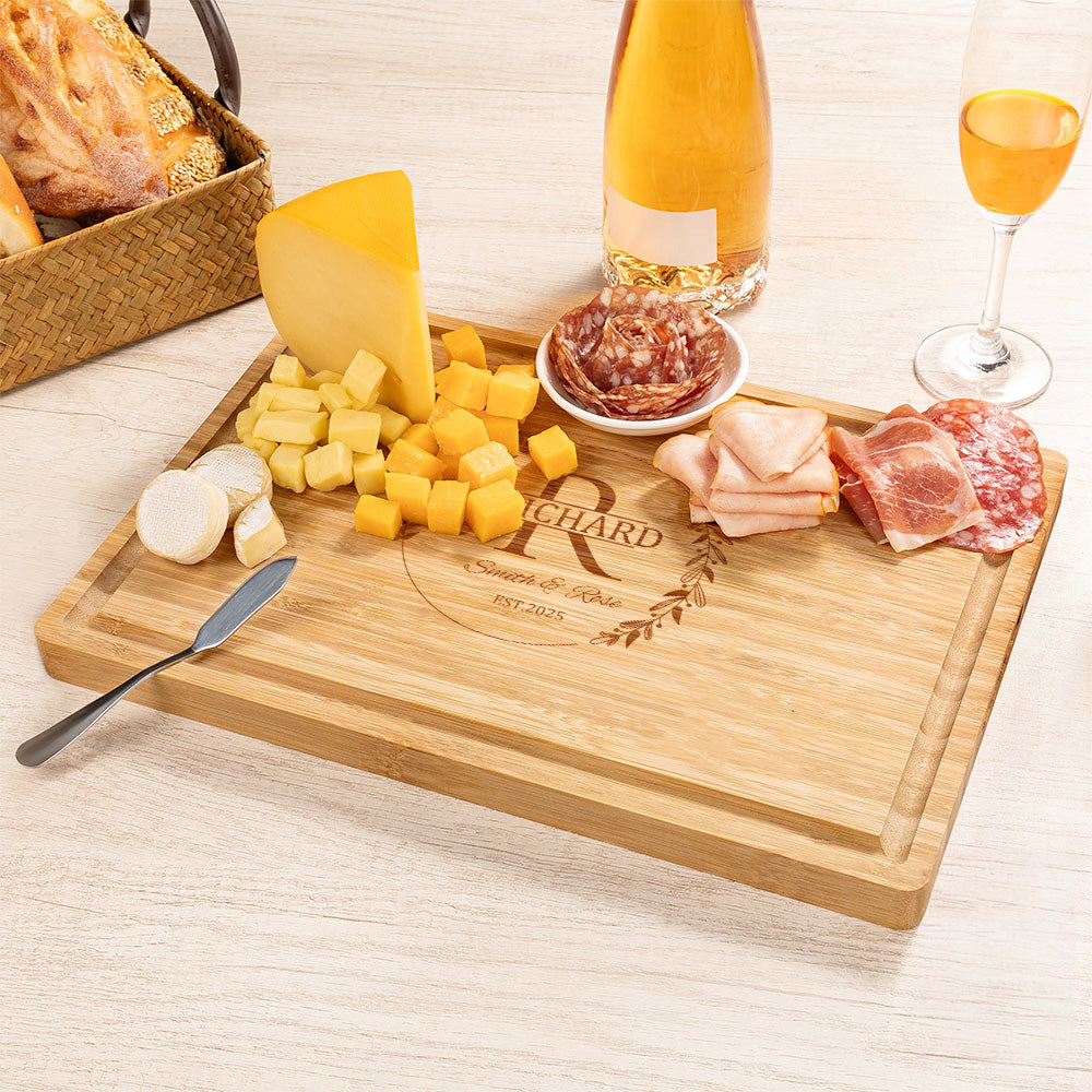 Tabla para cortar embutidos de bambú FSC grabada con iniciales en el borde de la hoja y ranura para zumo Regalo de boda para inauguración de la casa para parejas Familia