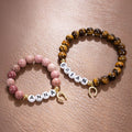 Personalizada Herradura de la suerte Piedras preciosas naturales Pulsera de cuentas con nombre y cordón elástico Cumpleaños Aniversario Regalo para los amantes de los caballos Ecuestres