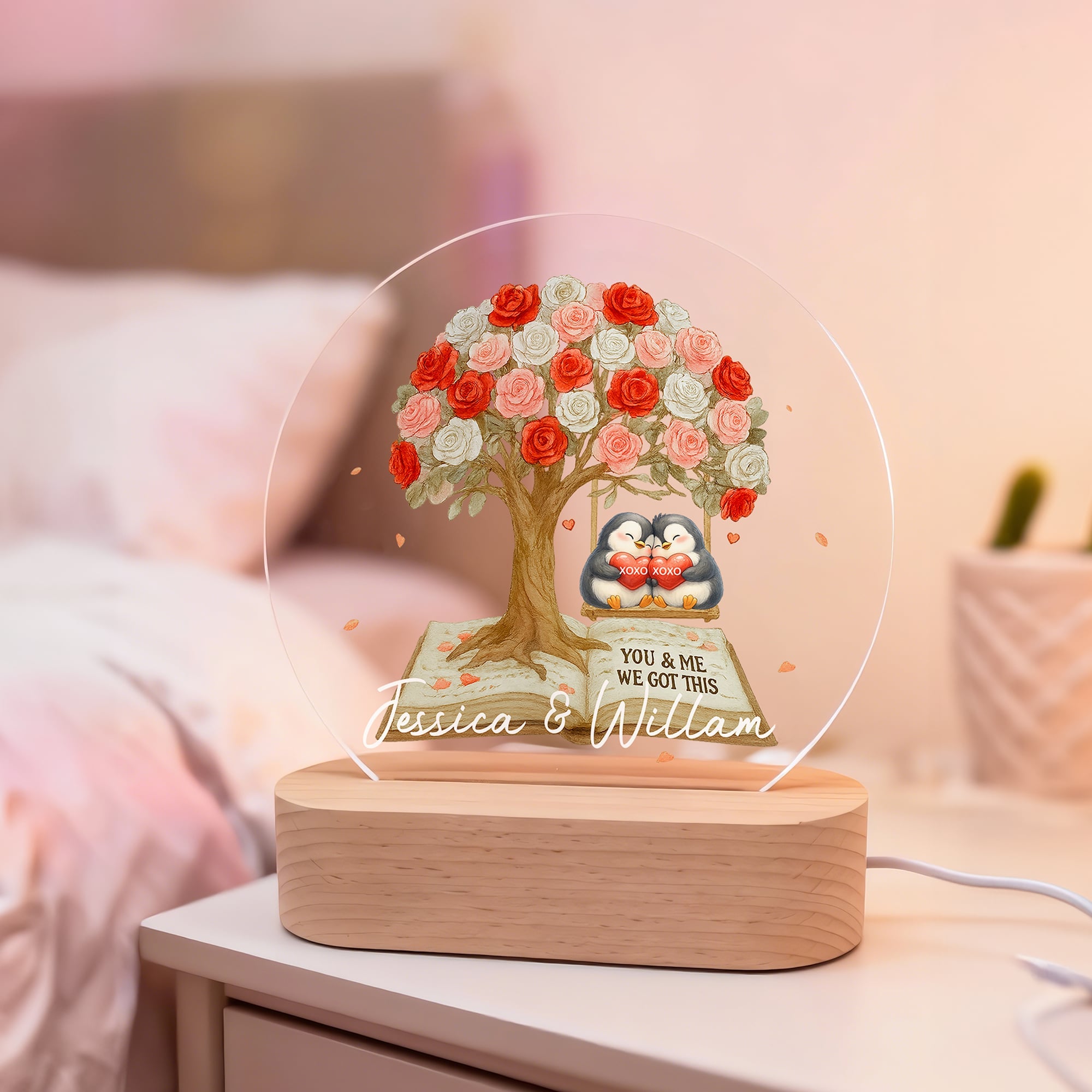 Luz nocturna LED personalizada You & Me We Got This Rose Tree Penguin con nombres y base de madera Decoración para el hogar Regalo de cumpleaños y San Valentín para parejas