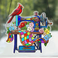 Personalizado Cardenal Máquina de Coser Nombre Imitación Vidrieras Suncatcher Acrílico Ornamento Decoración del Hogar Uso Diario Regalo de Cumpleaños para Mamá Familia Amigo