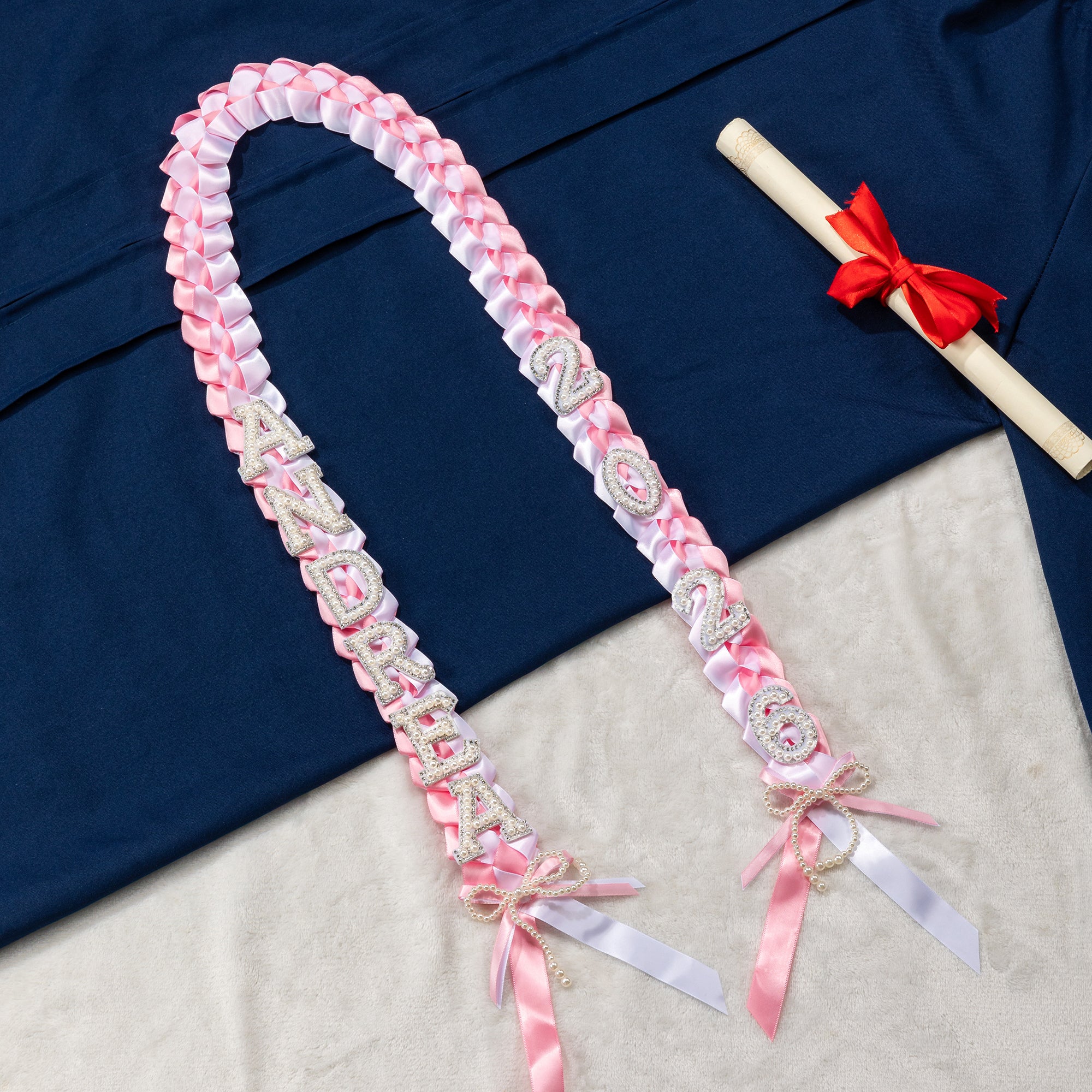 Personalizada Bling Rhinestone Pearl Bowknot Carta de dos colores de la cinta trenzada Lei con el nombre de la decoración del partido Regalo de graduación para los graduados