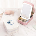 Personalizado Toile De Jouy Lazo Inicial PU Caja de joyería de cuero con ajustable de tres colores LED Espejo Regalo de cumpleaños para las mujeres