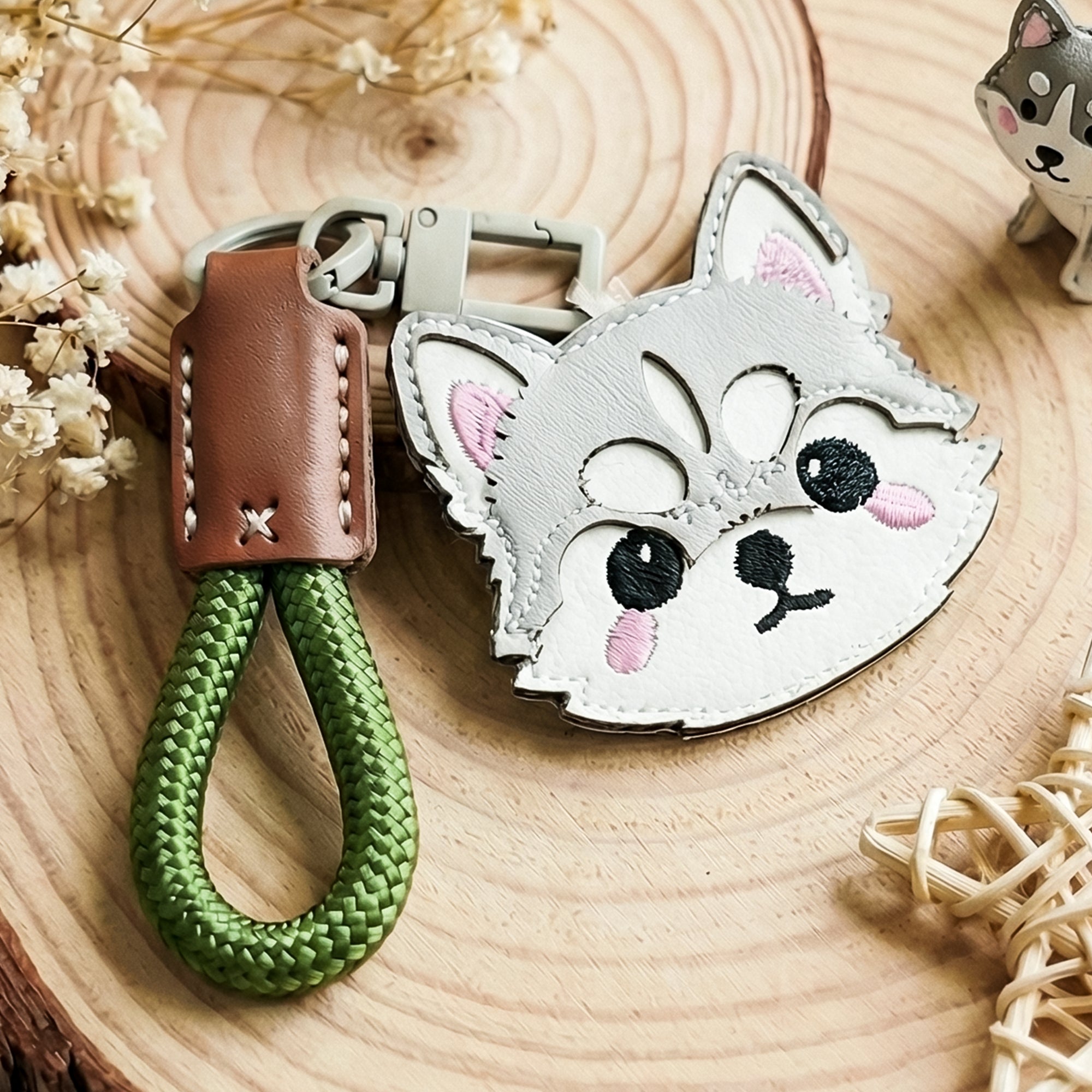 Llavero personalizado de cuero de PU de perro de dibujos animados con nombre Uso diario Aniversario Cumpleaños Regalo para los amantes de los dueños de mascotas