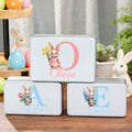 Personalizado Nacimiento Flor Lindo Conejito Pascua Biscuit Caja de Lata con Nombre e Inicial Pascua Fiesta Pascua Regalo para Niños