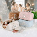 Personalizada acuarela floral inicial de cuero de la PU amplia apertura bolsa de maquillaje con nombre de viaje esencial regalo de boda para Bestie Dama de honor