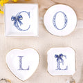 Personalizado Azul Bow Toile De Jouy Inicial de cerámica Trinket Joyería Plato Uso Diario Cumpleaños Regalo para Niñas Mujeres