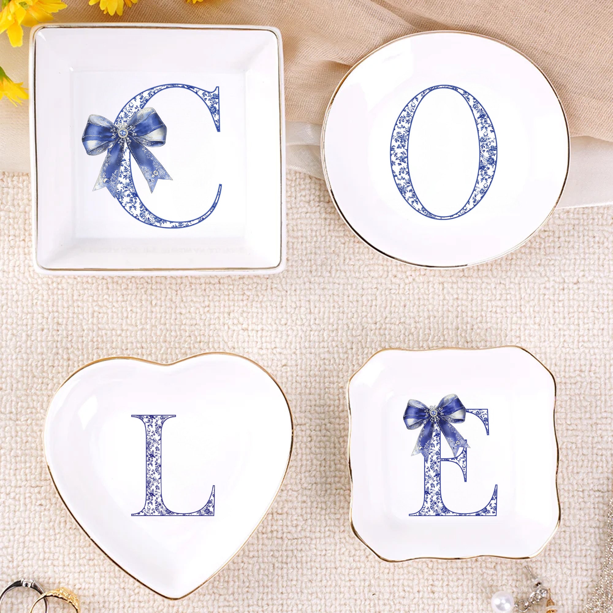 Personalizado Azul Bow Toile De Jouy Inicial de cerámica Trinket Joyería Plato Uso Diario Cumpleaños Regalo para Niñas Mujeres