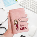 Personalizado Cartoon Character Tri-Fold PU Leather Wallet con Nombre y Ocupación Graduación Apreciación Regalo para Enfermera Médico Estudiante