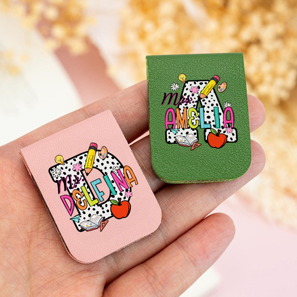 Lápiz personalizado Manzana manchada Inicial Magnético Marcapáginas de cuero con nombre de colores Día del Maestro Apreciación Cumpleaños Regalo para los amantes de los libros