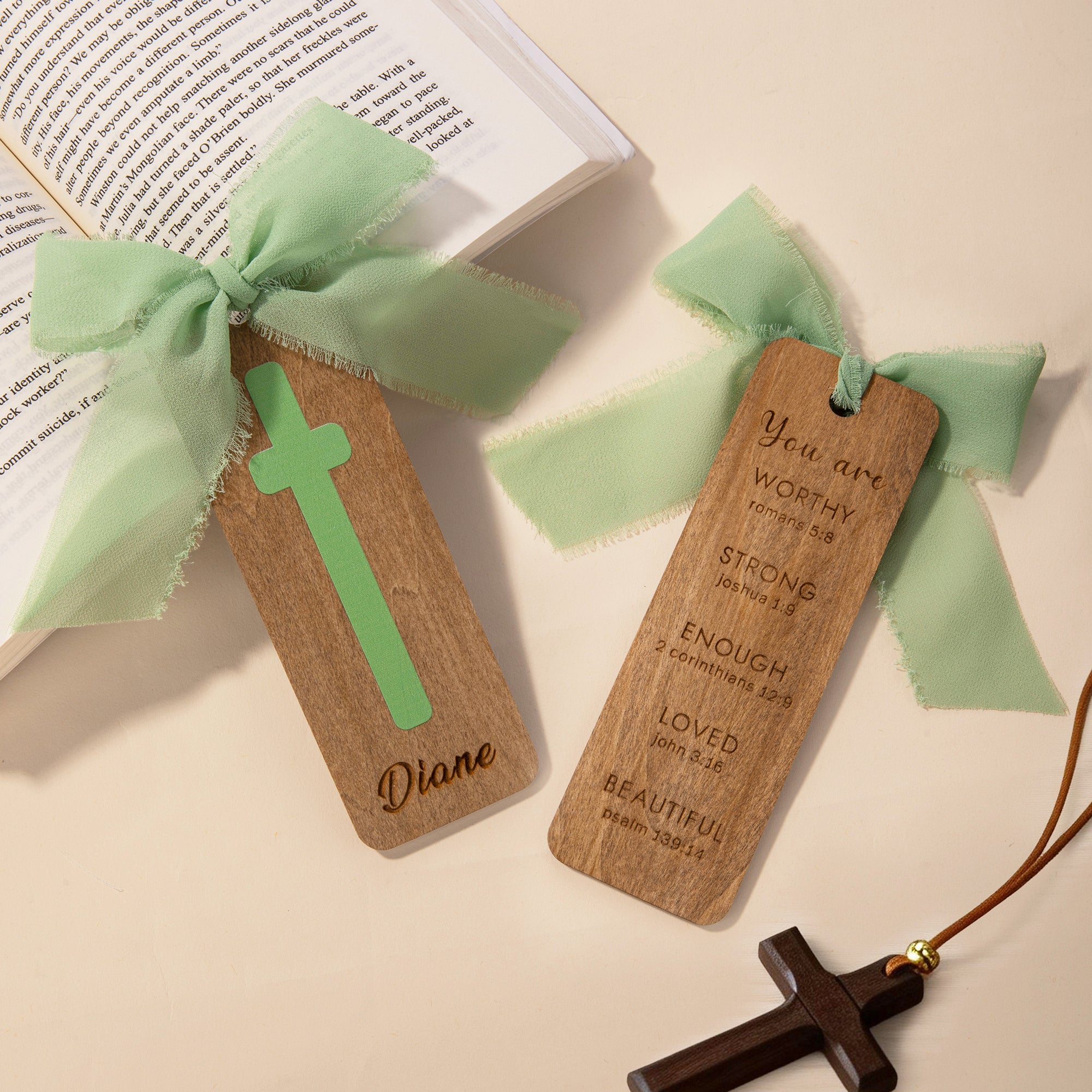 Lazo de la cinta personalizada Cruz versículo de la Biblia Marcapáginas de madera con nombre grabado Cumpleaños Religioso Bautizo Regalo para los cristianos de la familia