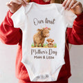 Vaca de las Tierras Altas Personalizada Nuestro Primer Día de la Madre 100% Algodón Camiseta Bebé Body con Nombre Cumpleaños Día de la Madre Regalo para Bebé Madre