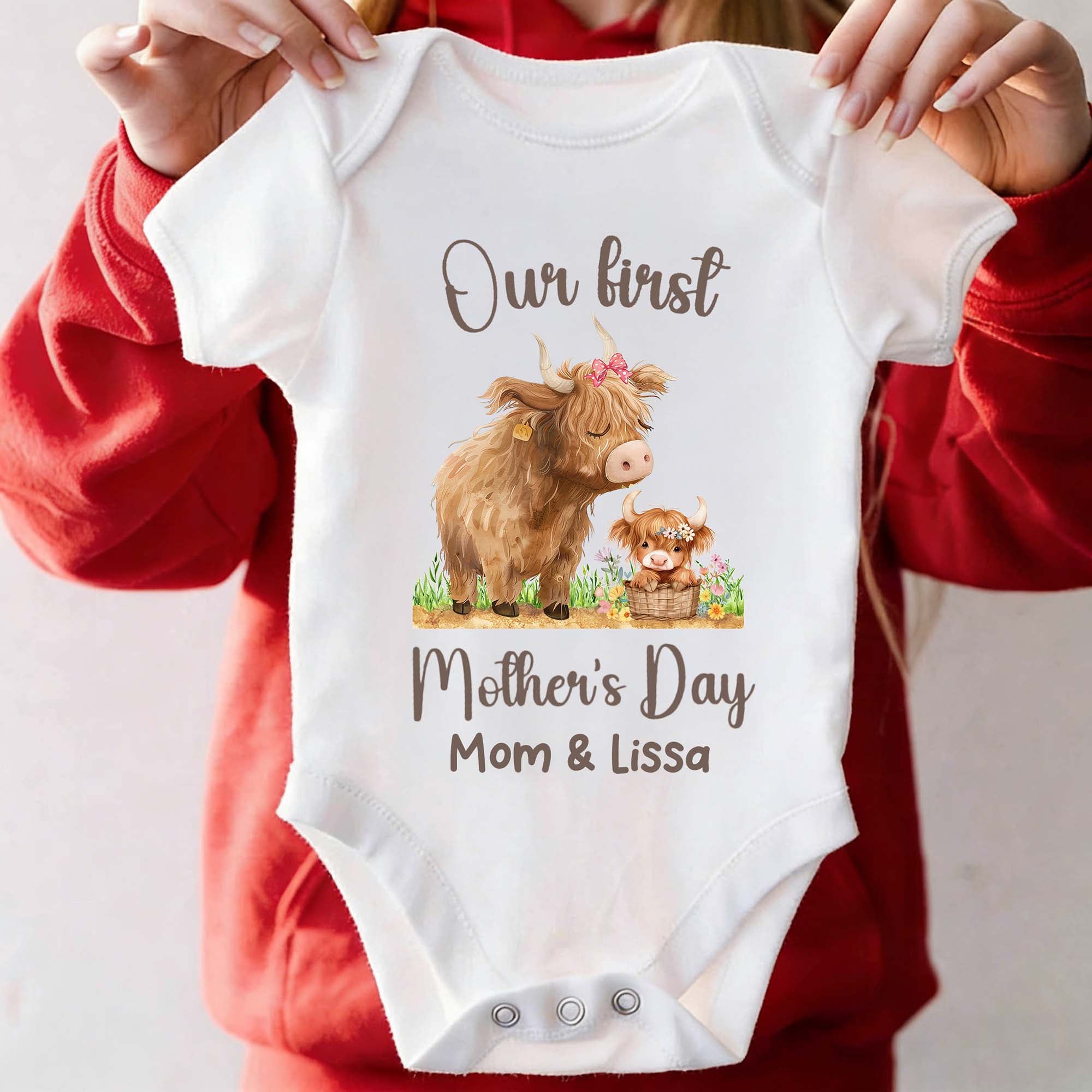 Vaca de las Tierras Altas Personalizada Nuestro Primer Día de la Madre 100% Algodón Camiseta Bebé Body con Nombre Cumpleaños Día de la Madre Regalo para Bebé Madre