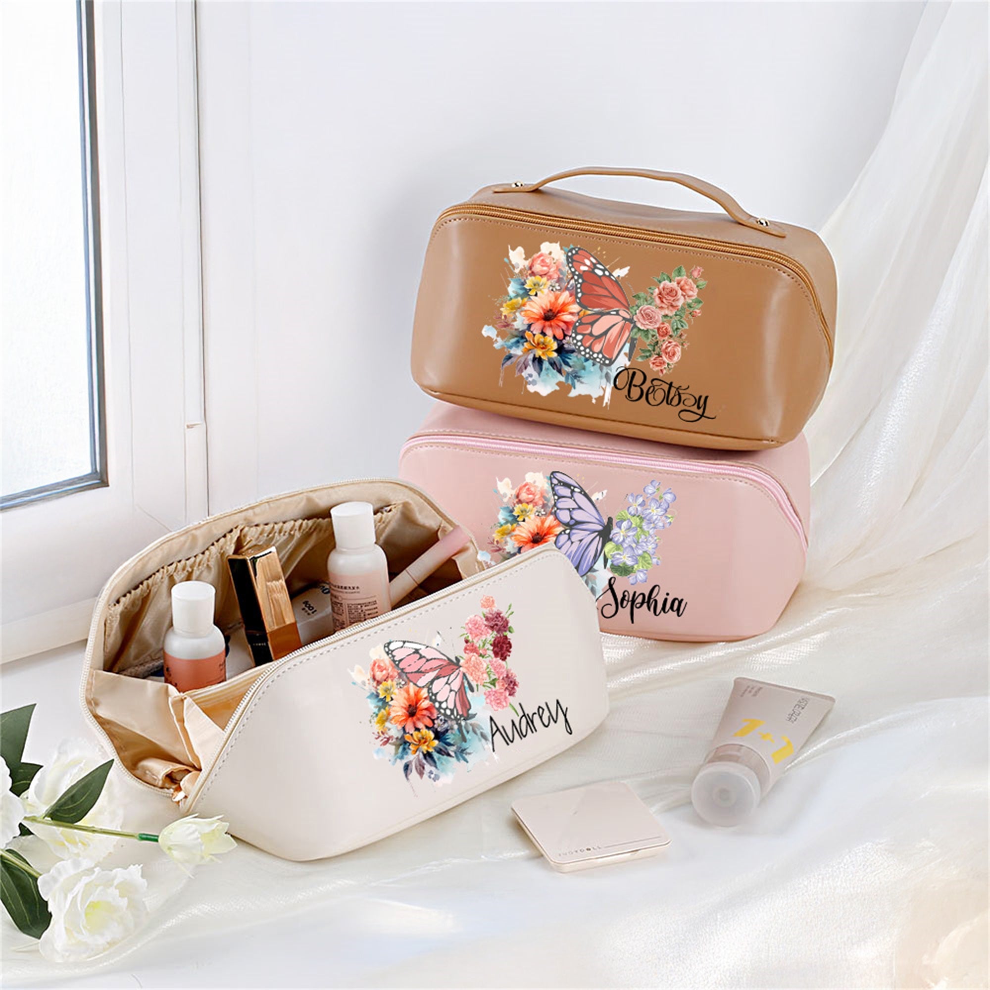 Personalizado Nacimiento Flor Mariposa Amplia Apertura PU Bolsa de Maquillaje de cuero con nombre Esenciales de viaje Cumpleaños Aniversario Regalo para las mujeres