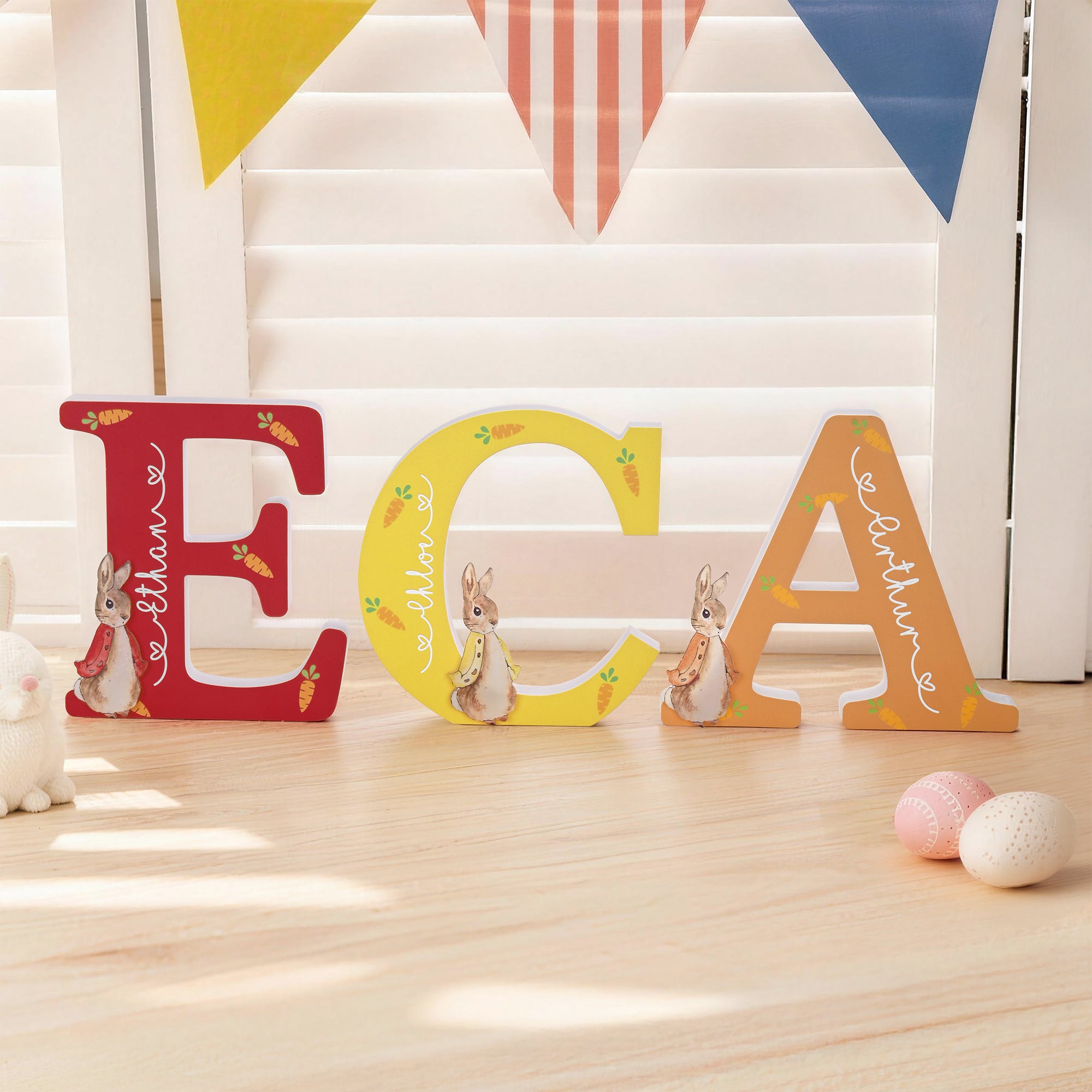 Conejo de Pascua Personalizado Ornamento Multicolor con Inicial y Nombre Decoración de Escritorio para Fiestas Regalo de Pascua para la Familia y los Niños