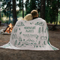 Manta blanda con borla personalizada estilo arte lineal musgo verde Percy rayas Adventure Awaits con textos Cumpleaños Camping Regalo para amantes de la naturaleza
