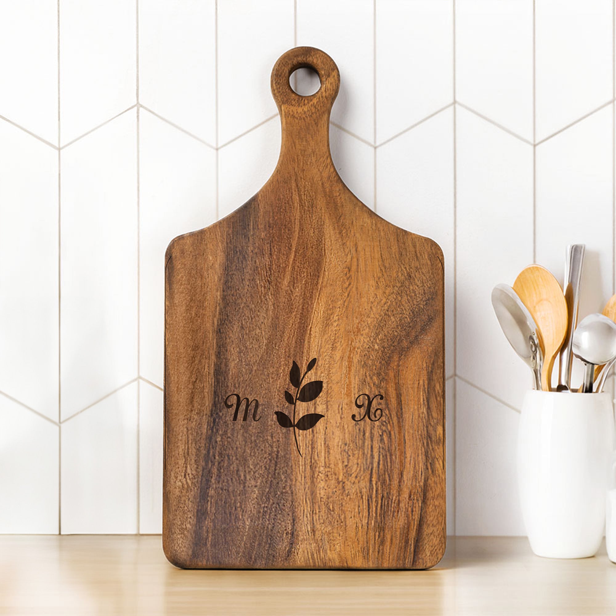 Tabla para cortar embutidos de madera personalizada con iniciales de rama de olivo grabadas y mango Regalo de aniversario para inauguración de la casa en pareja