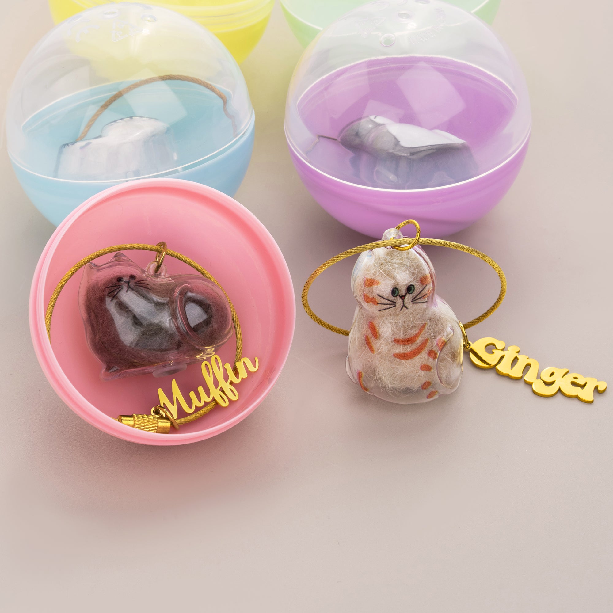 Llavero personalizado en forma de gato para guardar el pelo de su mascota con nombre y bola de gachapón Regalo conmemorativo para los dueños de gatos que han perdido su mascota