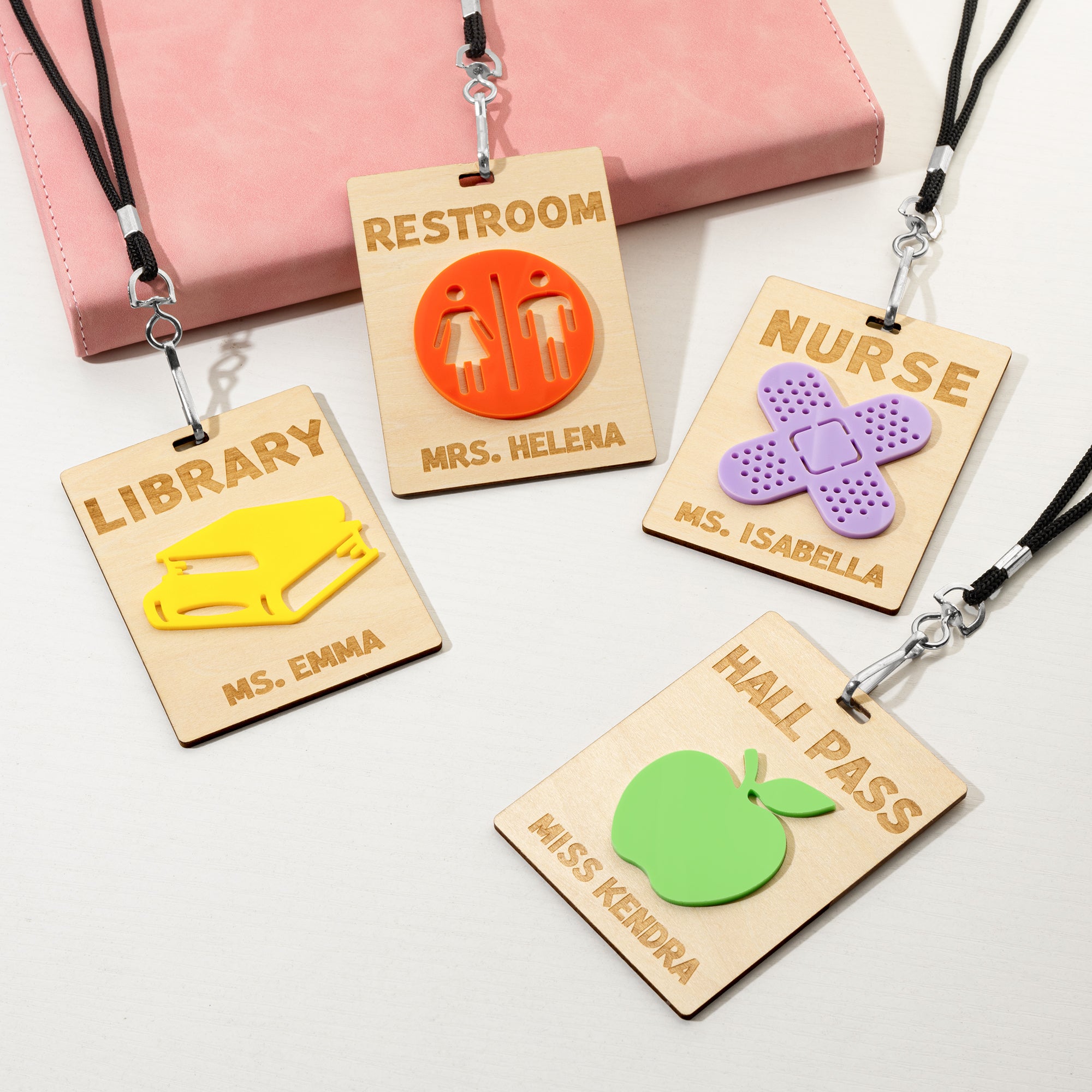 Personalizado lindo libro de Apple diseño de madera Hall Pass Lanyard con el texto del profesor Suministros de vuelta a la escuela Regalo para los profesores
