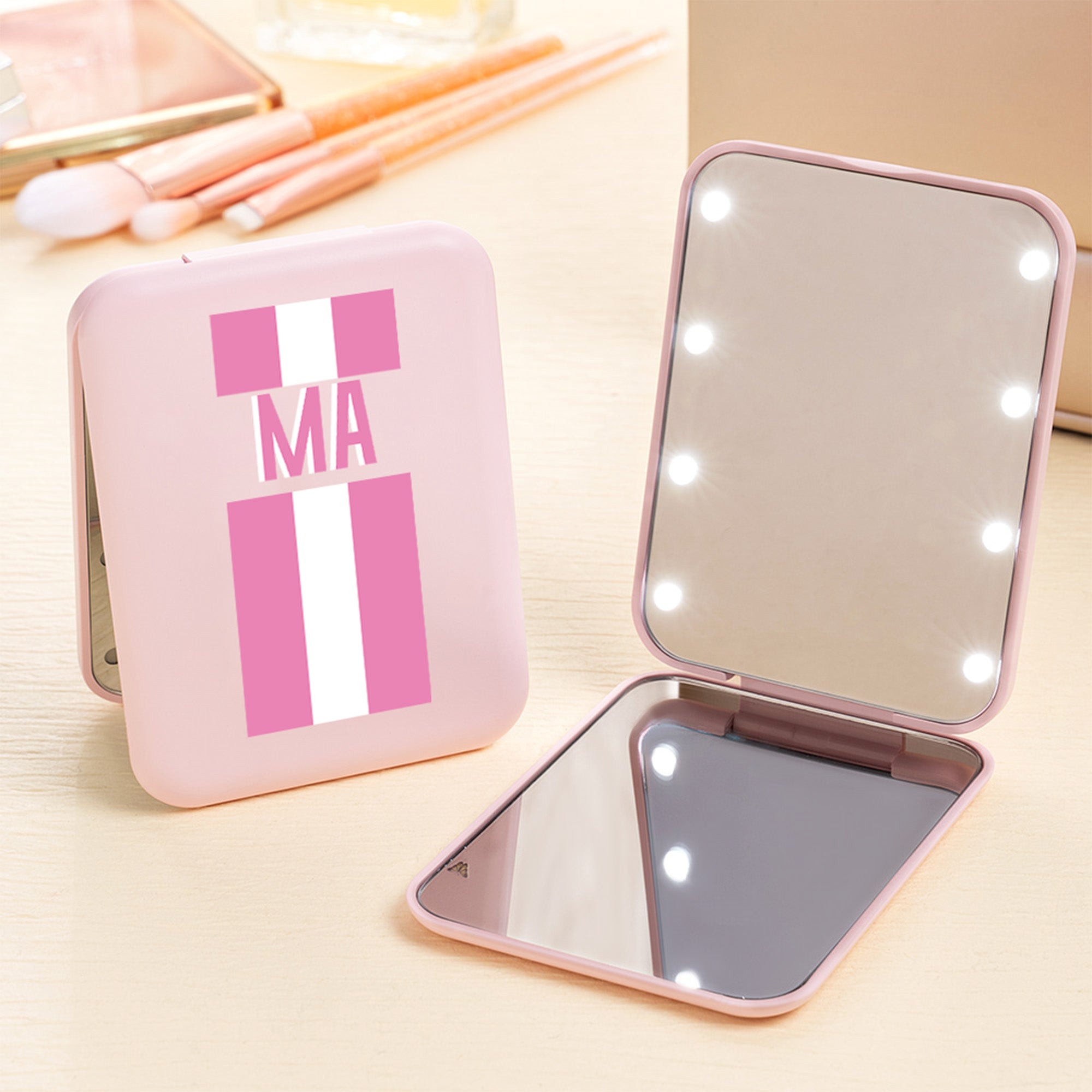 Sombra personalizada Monograma Raya LED de doble cara plegable Espejo de maquillaje compacto con iniciales Accesorios de viaje Regalo de cumpleaños para damas de honor Mujeres