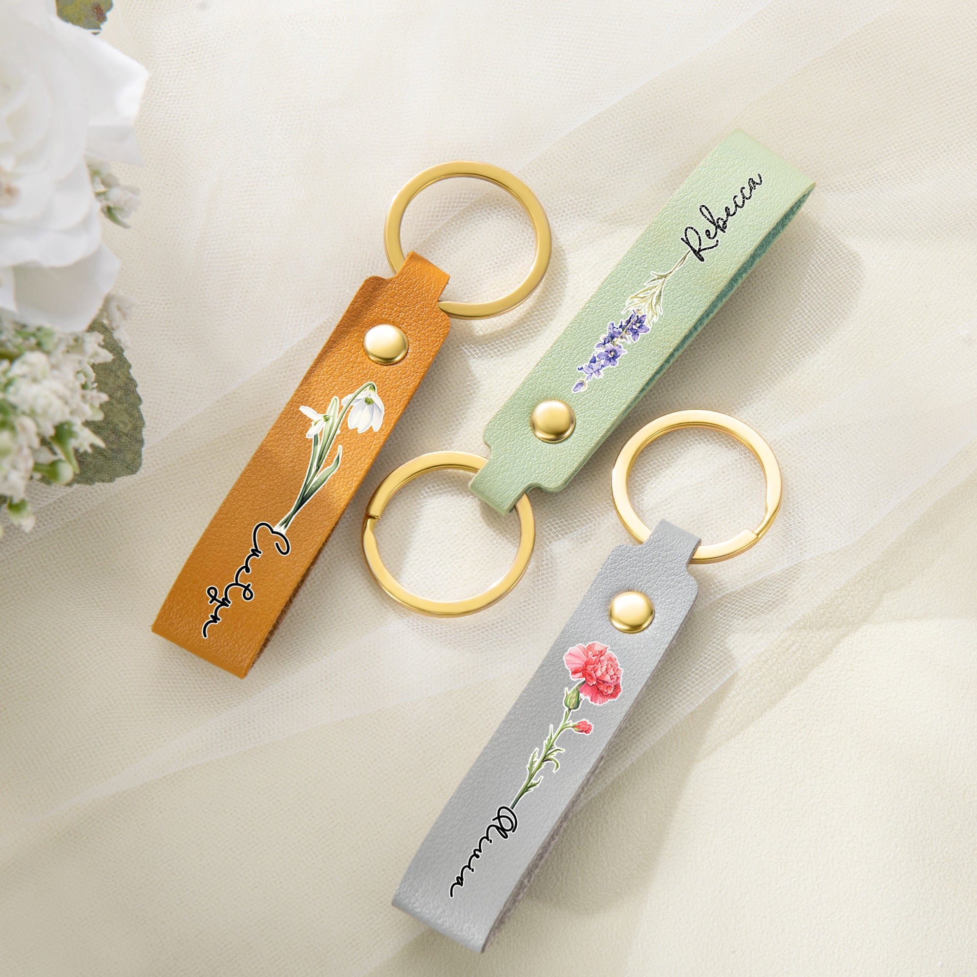 Llavero de cuero de la PU de la flor personalizada del nacimiento con el regalo del aniversario del cumpleaños del partido de boda del nombre para la mujer