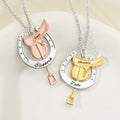 Herradura personalizada Montura Collar protector con nombre grabado Joyería delicada Cumpleaños Aniversario Regalo para los propietarios de caballos Amantes