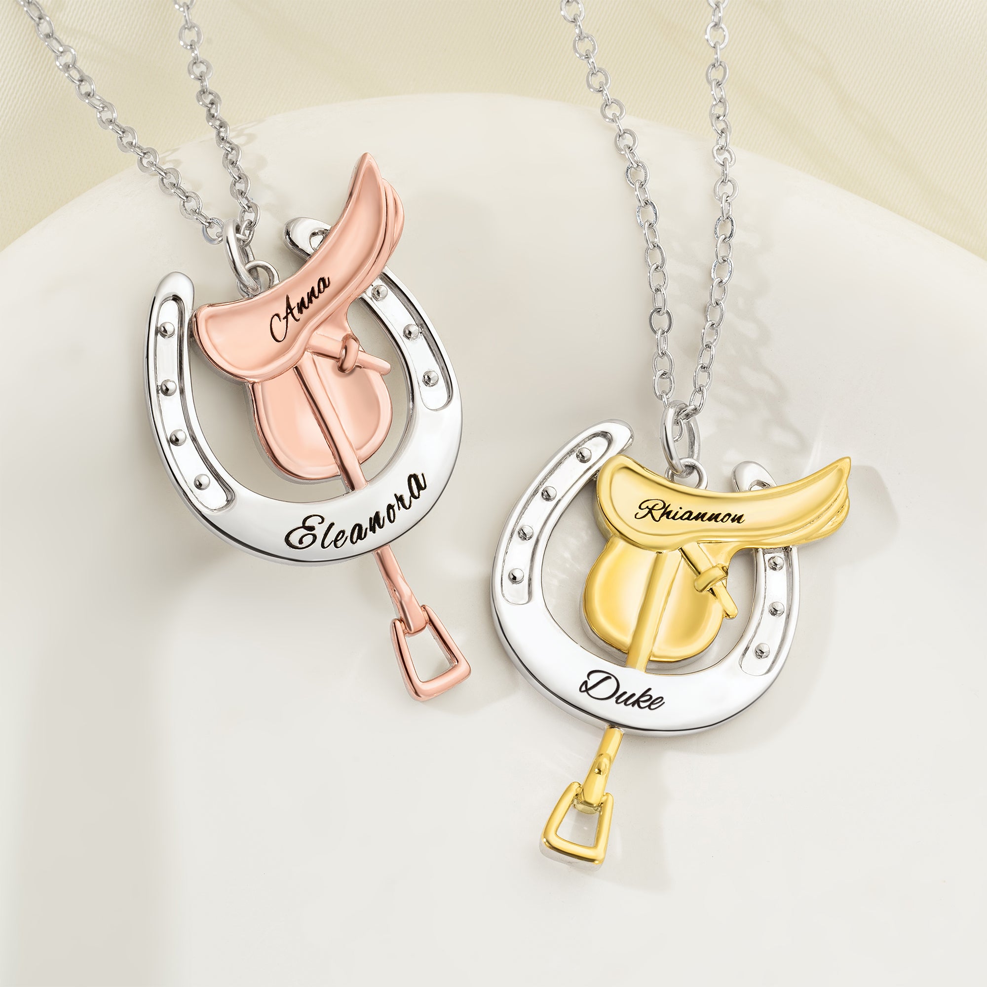 Herradura personalizada Montura Collar protector con nombre grabado Joyería delicada Cumpleaños Aniversario Regalo para los propietarios de caballos Amantes