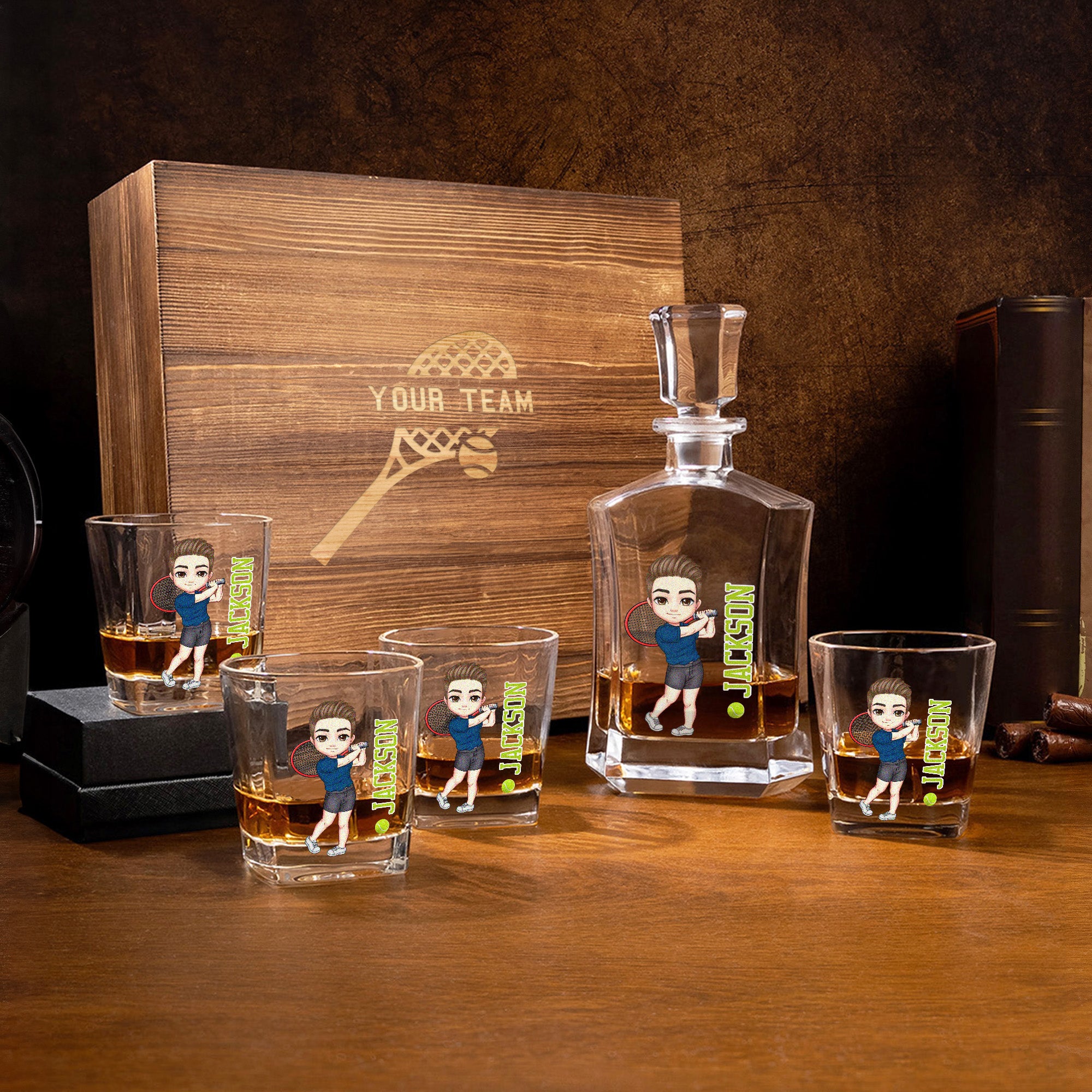 Tenis Personalizado Cartoon Character Whiskey Decanter 4 Glasses Box Set con nombre grabado Birthday Anniversary Gift for Men Tennis Players