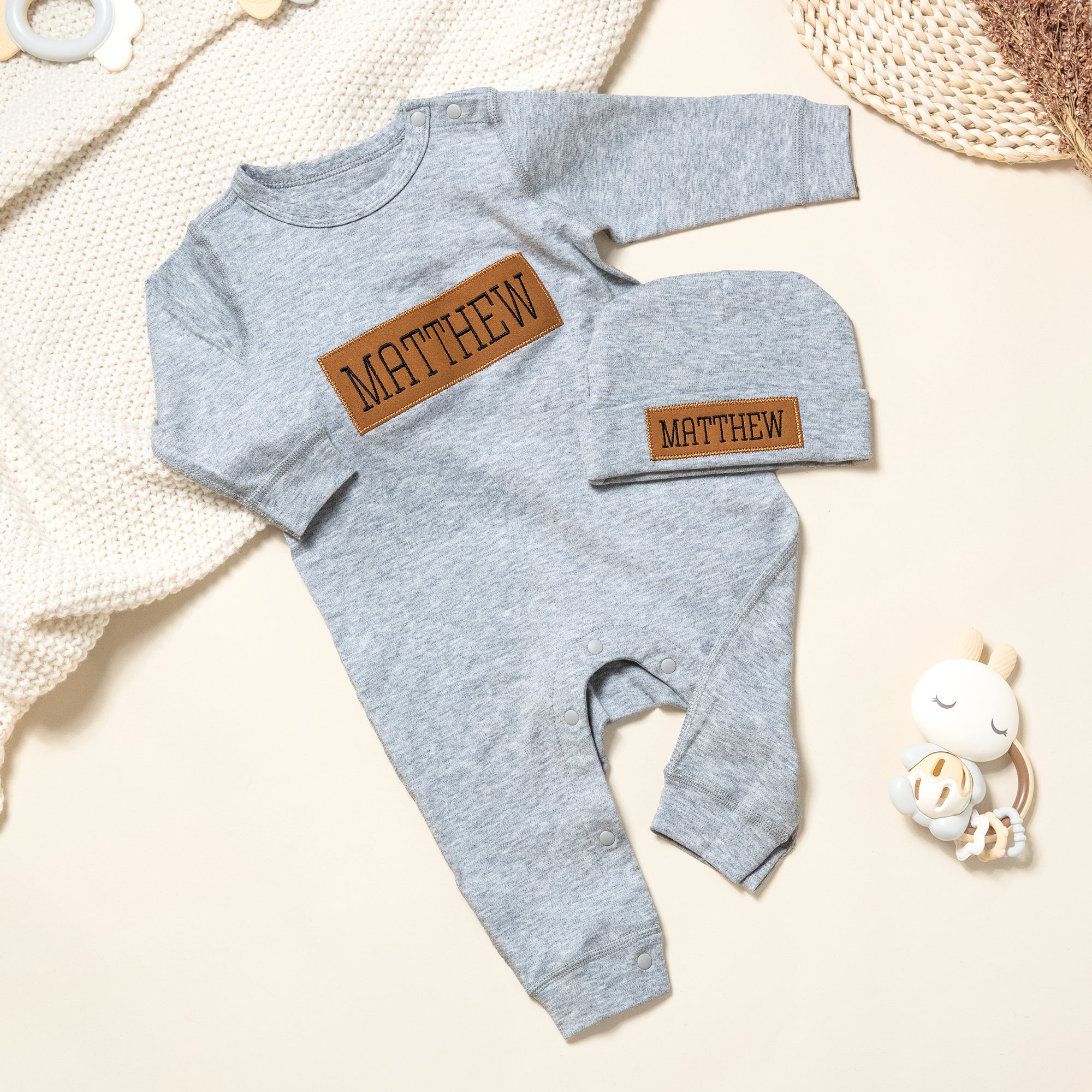 Personalizado 100% Algodón Bebé Niño Romper Sombrero con PU Cuero Nombre Parche Baby Shower Cumpleaños Regalo para Recién Nacido Nuevo Padre