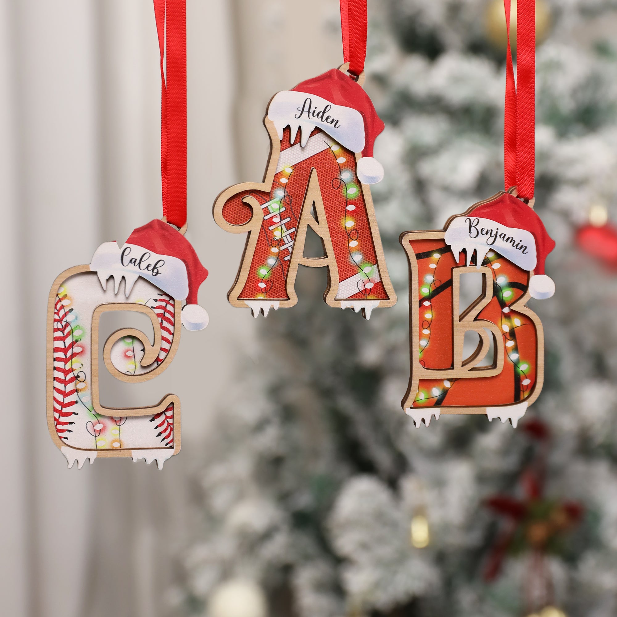 Personalizado Santa Hat Deportes pelota inicial 3D en capas ornamento de madera con el nombre de decoración del árbol de casa de Navidad Atleta de regalo para los amantes de los deportes de pelota